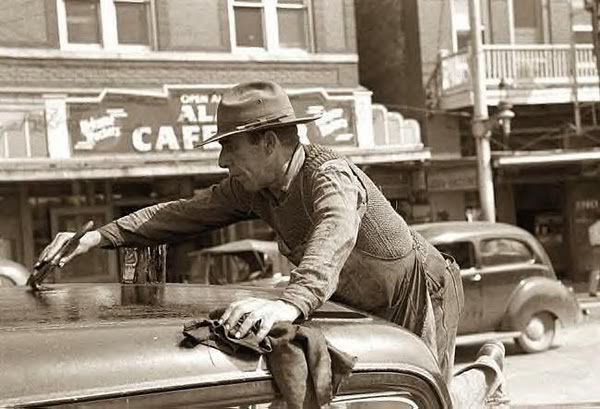 Man_painting_car_top_San_Antonio_Tx__1939.jpg
