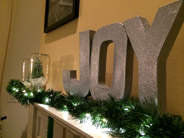DIY Christmas Decorations: Joy Glitter Display!