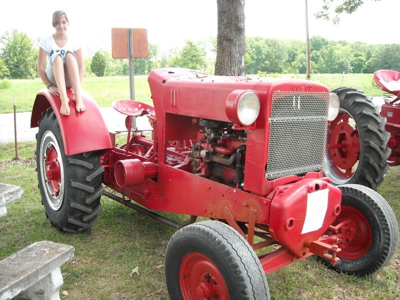 What I saw today, Collinwood Tn. (... Yesterday's Tractors