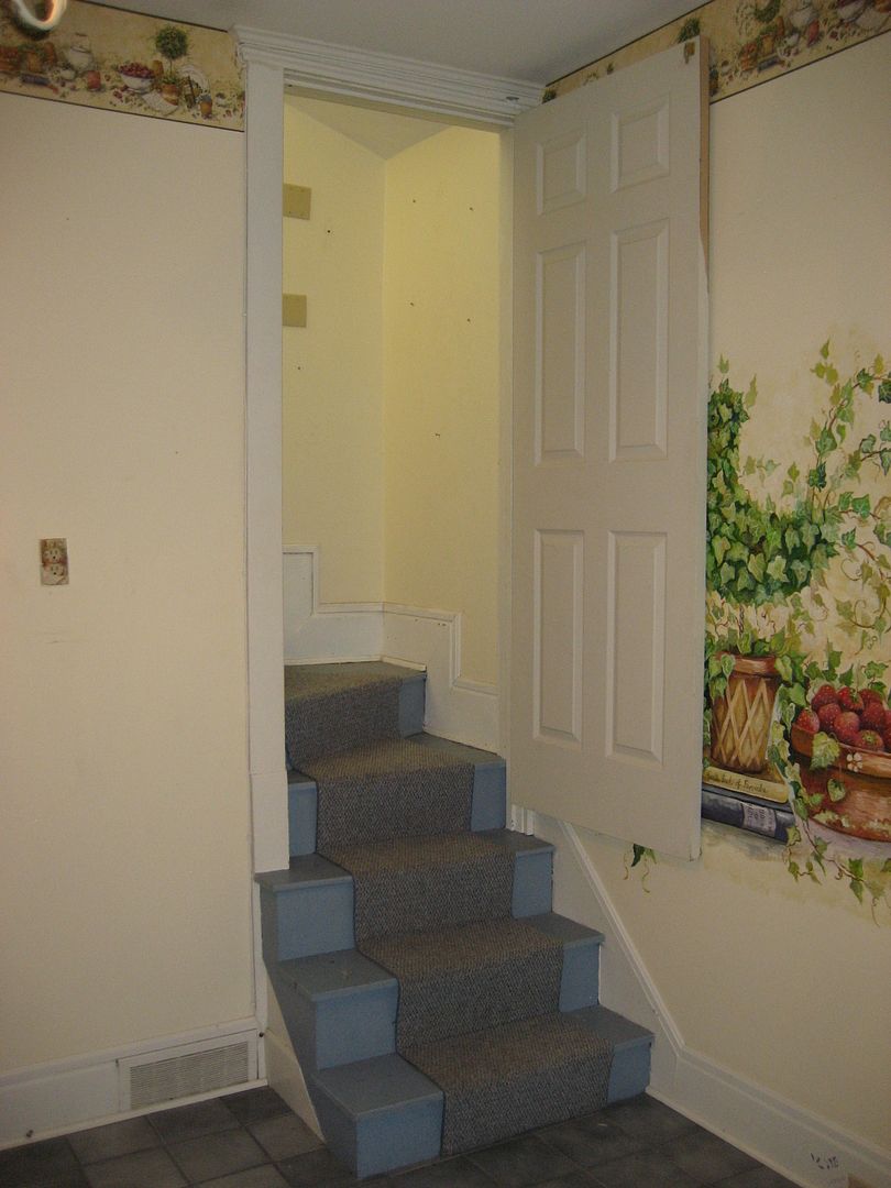 And that funny little rear staircase - descending into the kitchen from the servants quarters - is right where it should be. 