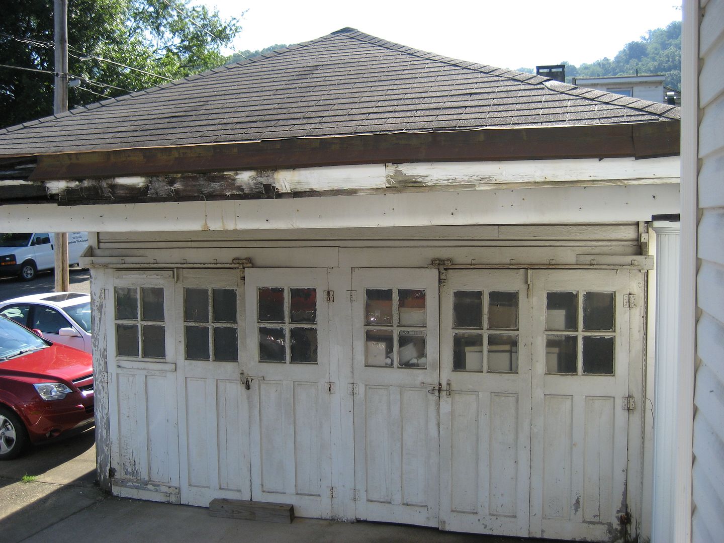 The garage is a darn fine match. The front extends well past the garage shown in the catalog image, but that could have been altered easily enough when built, or in the intervening 90 years. 