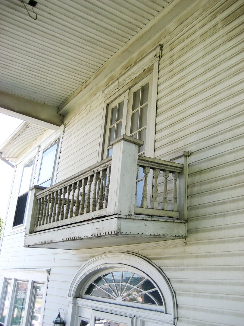 The Juliet Porch on the 2nd floor has a bit of a sag, but another Magnolia owner told me that their porch also needed a little bolstering.