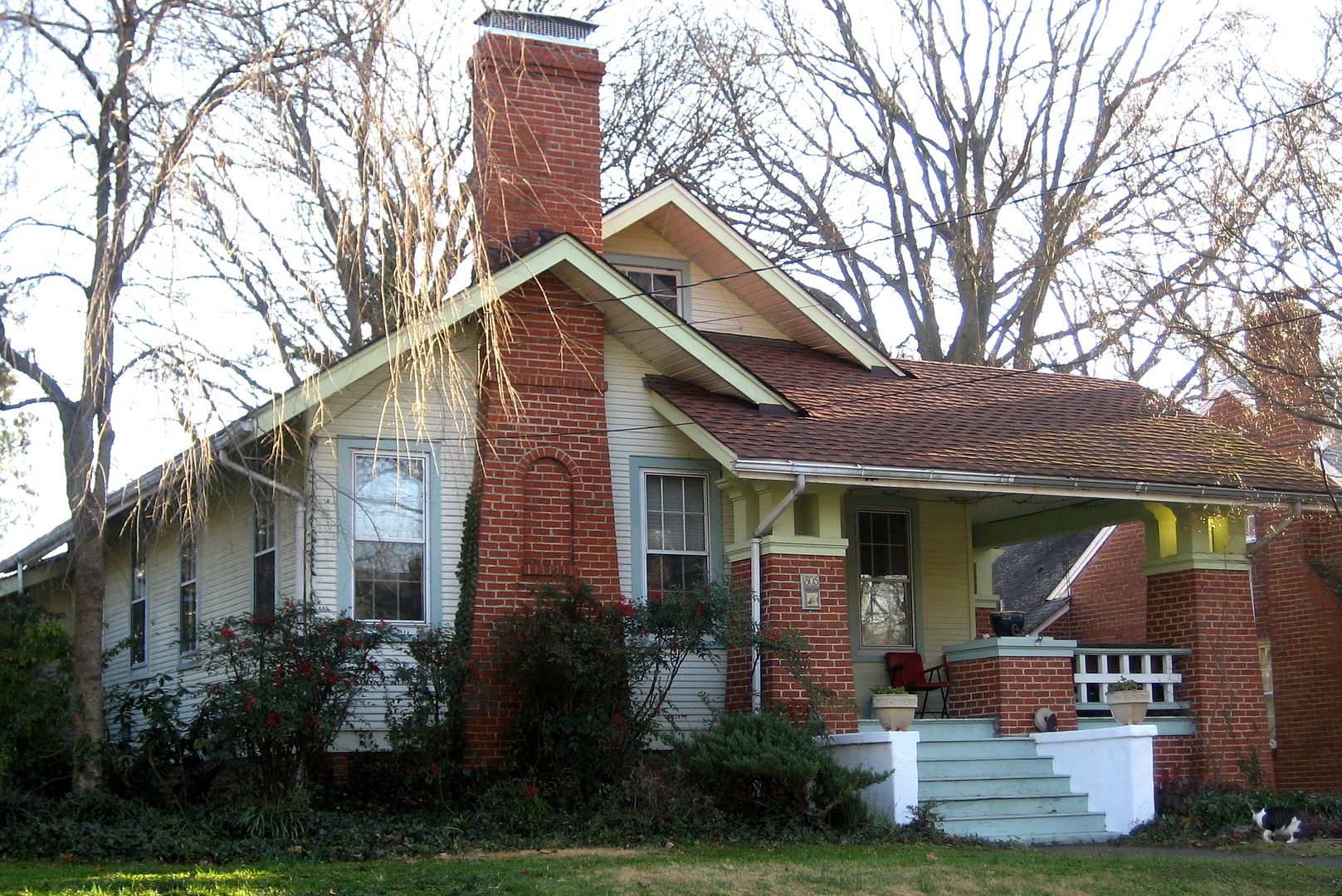 This is my favorite Avalon in Richmond. It retains its original details, right down to the railing!