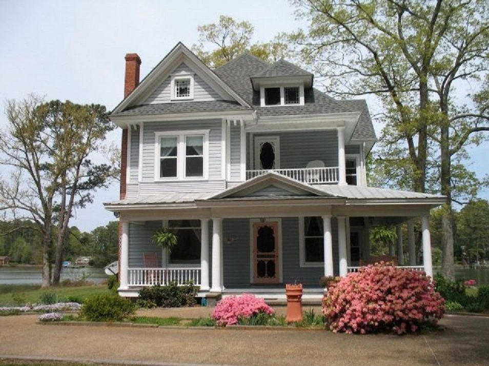 Fortunately, Rachel Shoemaker had found a much better photo on Realtor.com. The house was recently for sale (and has since sold).