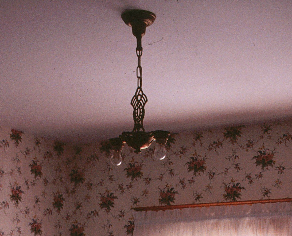 Is that a Sears light fixture?