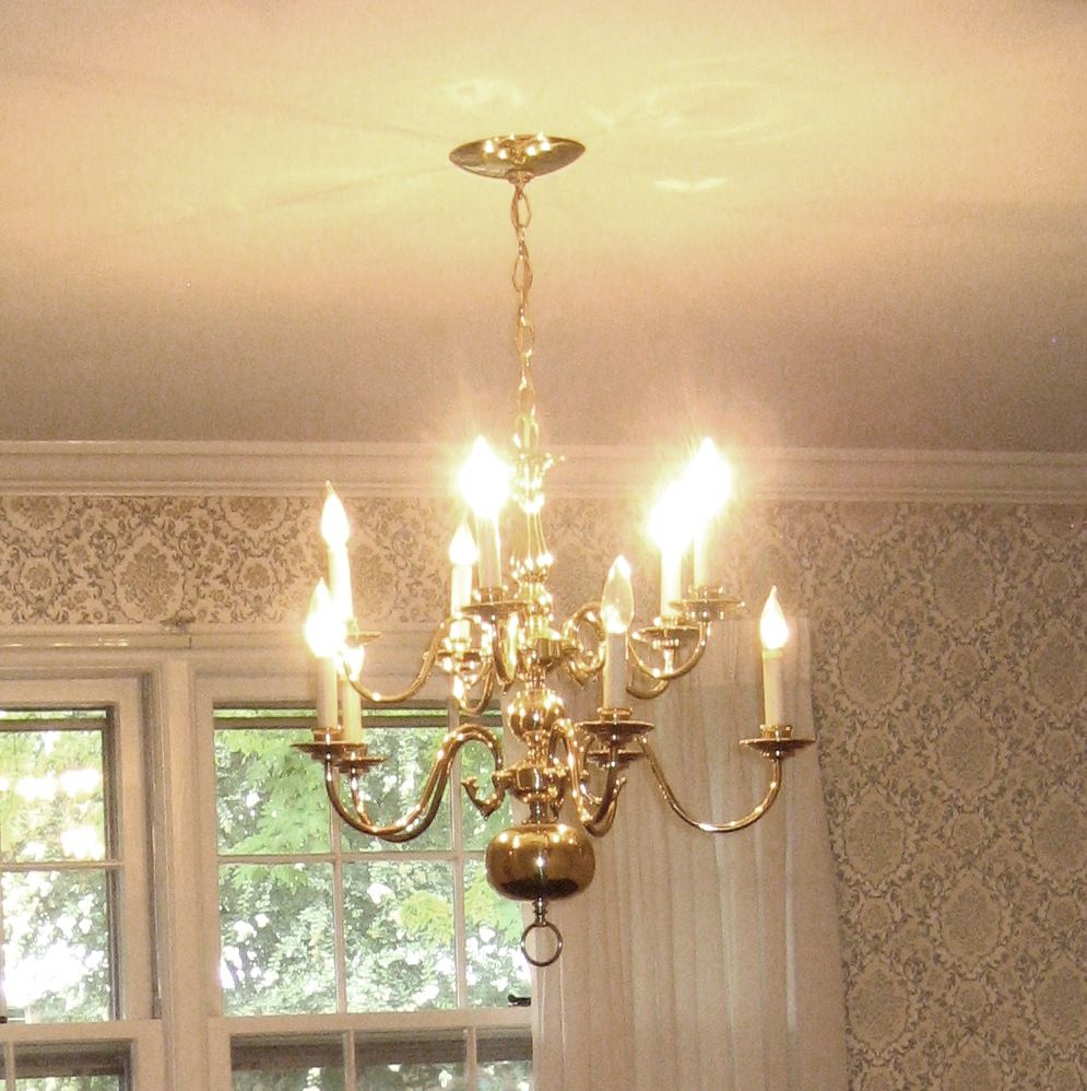 When the dining room was remodeled in 1979, this light fixture was installed. Now I realize that some peopel will say, OOOH, how pretty! 
