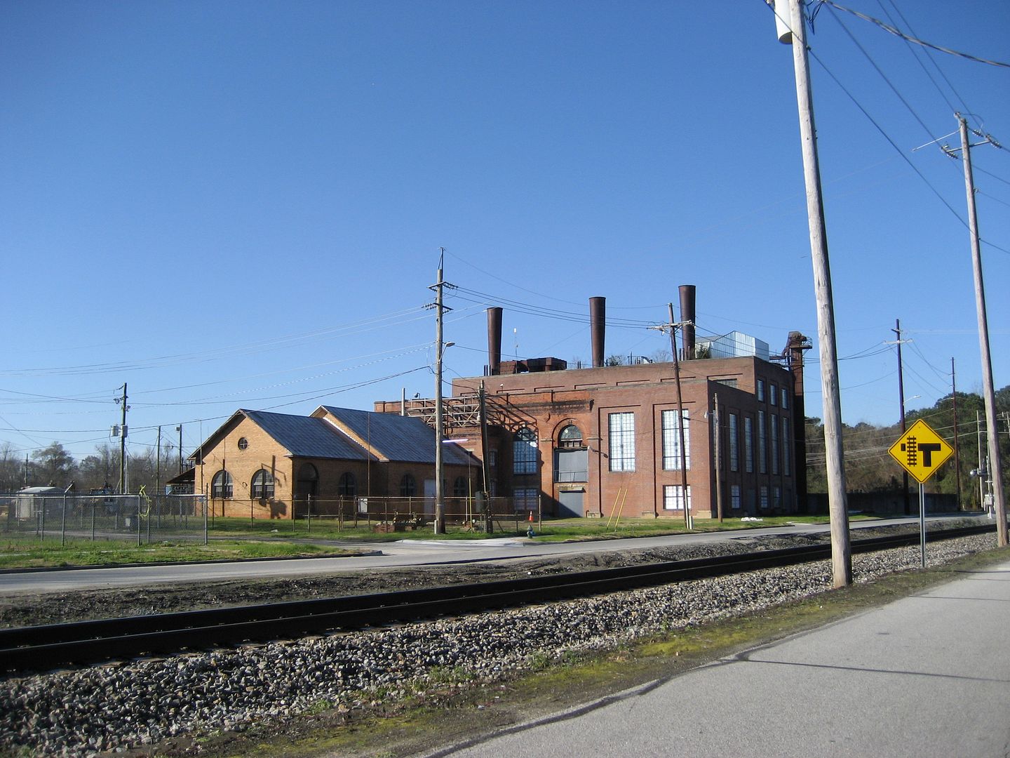 This factory in Kinston appears abandoned, and yet its surrounded by a surfeit on Aladdin kit homes. Was this an old mill? Id love to know.