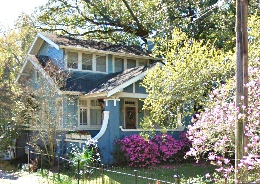 This image is from Google Maps. Can no one take a picture of this house when its note Summer? LOL.