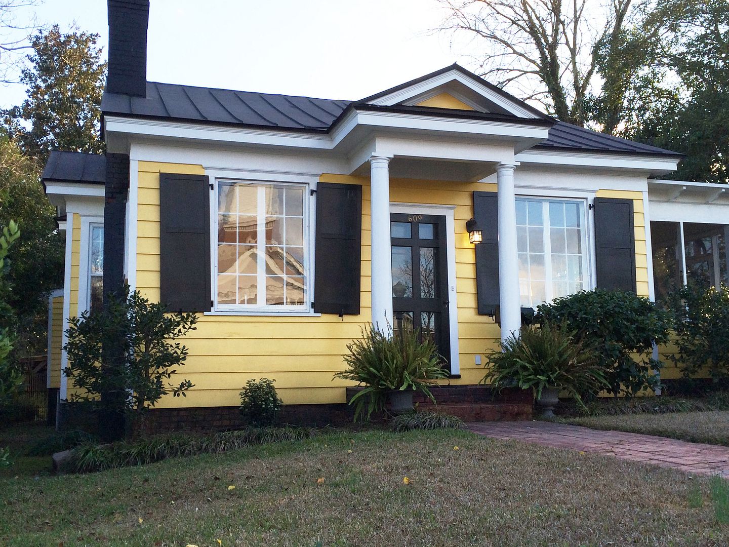 This must surely be infill, because the houses around it all date to the mid-to-late 1800s.