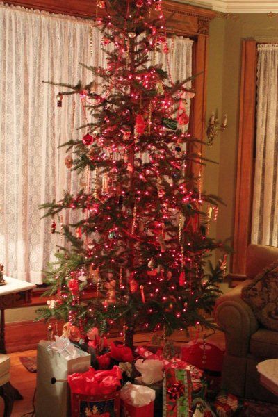 And a spacious tree in the main parlor. 