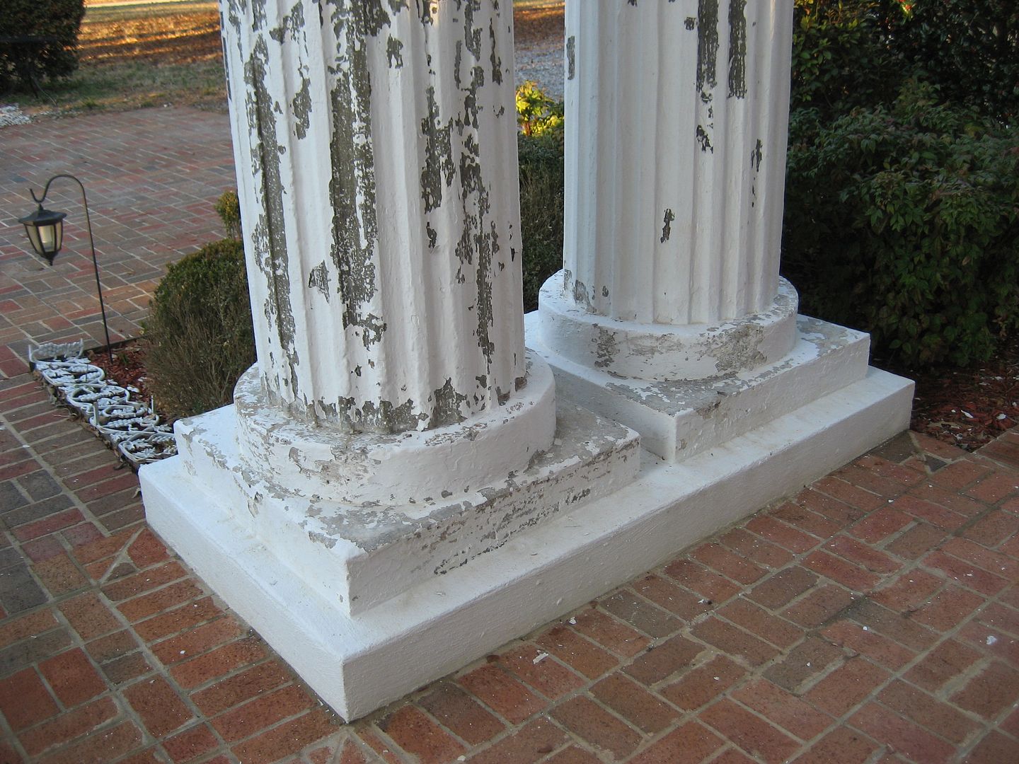 One of the first thigns that caught my eye were these columns. Theyre concrete. The Sears Magnolia had hollow wooden columns (poplar). No kit house is going to come with concrete two-story Corinthian columns. The weight would be enormous. When I saw these columns I knew - this was not a kit home from Sears. 