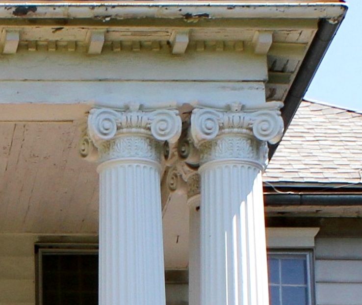 Just look at those beautiful Ionic columns!!