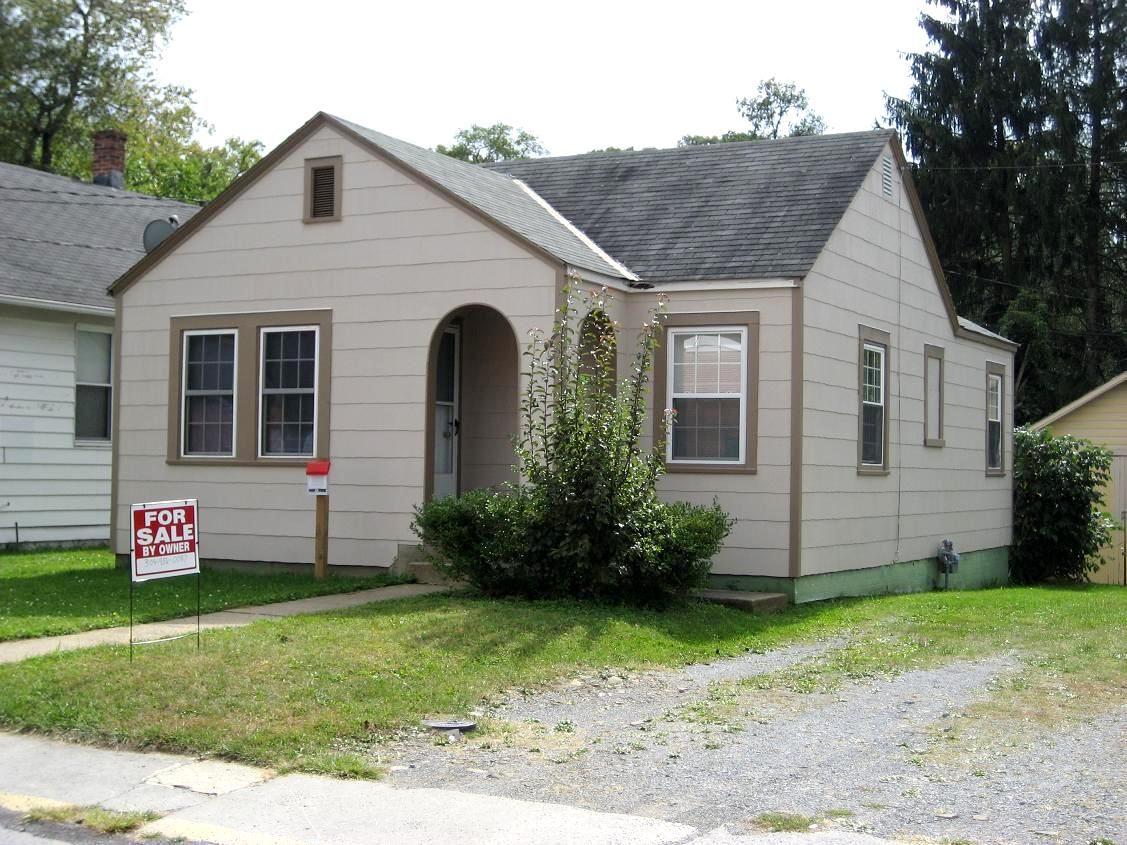 White Sulphur Springs (Virginia/West Virginia border) also has a little Berwyn. This one is clad in cement siding.