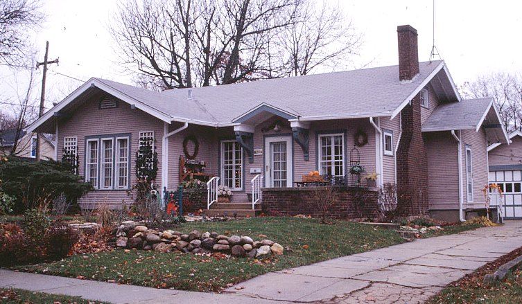 Ah, but here we have a bona fide Sears Del Rey, authenticated by Rebecca Hunter. This darling house is in Elgin, Illinois. 