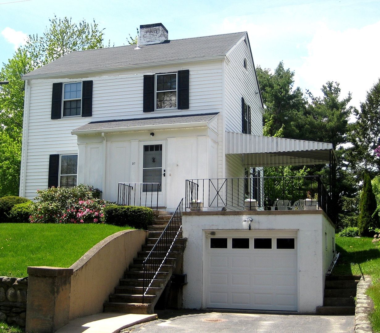 My notes say that this house is in Massachusetts, but I neglected to retain the name of the kind soul who sent me this photo. Please contact me if that was YOU, as Id like to give proper attribution.