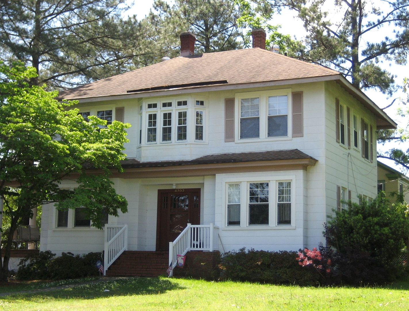 This Roberts is in beautiful shape, and sits on one of those quiet, tree-canopied roads that are so prevalent in P-town.