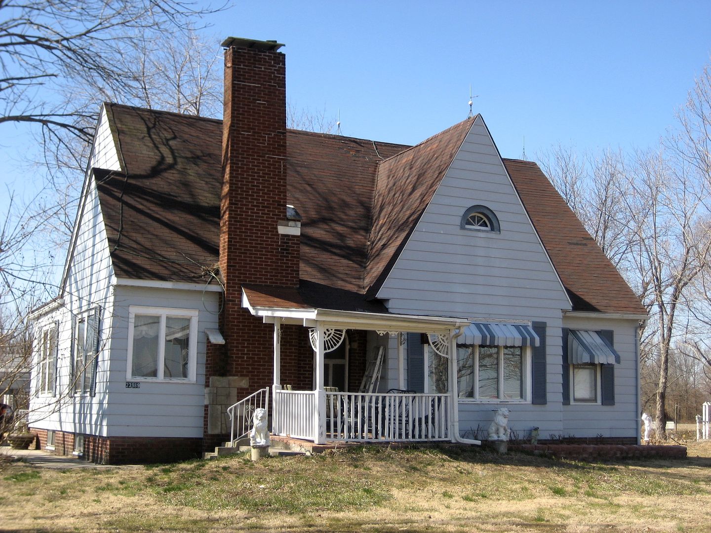 This Lewiston in Dowell, Illinois is in beautiful condition.