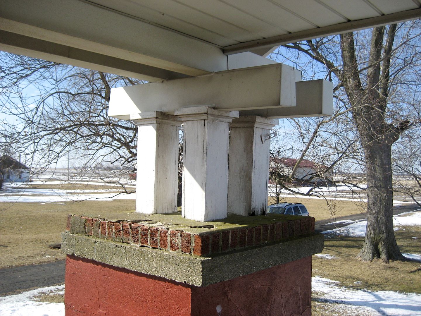 Close-up of the unique columns on the Mohrs Osborn. 