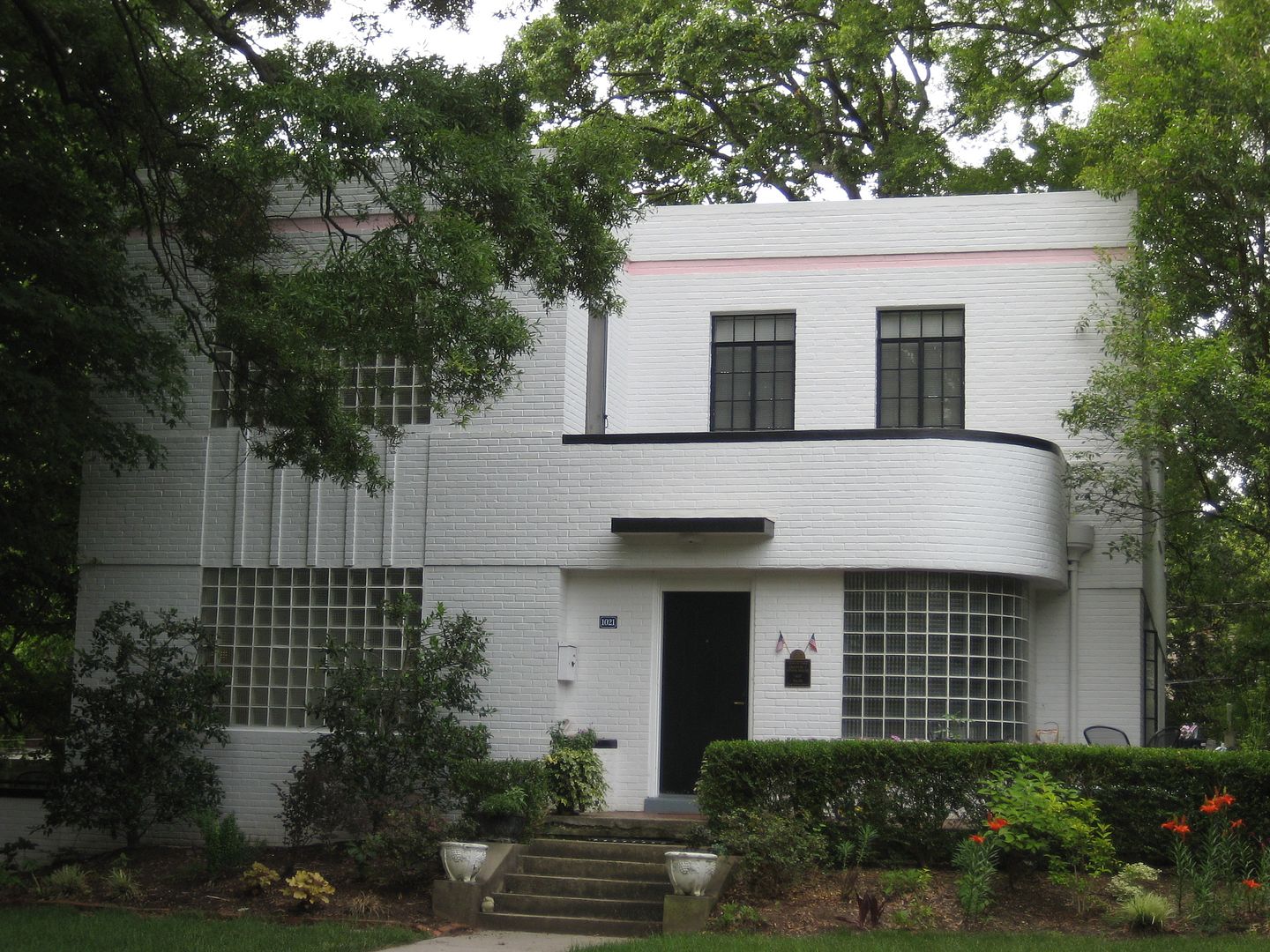 And this is NOT a kit home, but it is a DAZZLING architectural treasure. Its Art Moderne and one of my all time favorite housing styles - and its right there in Durham!