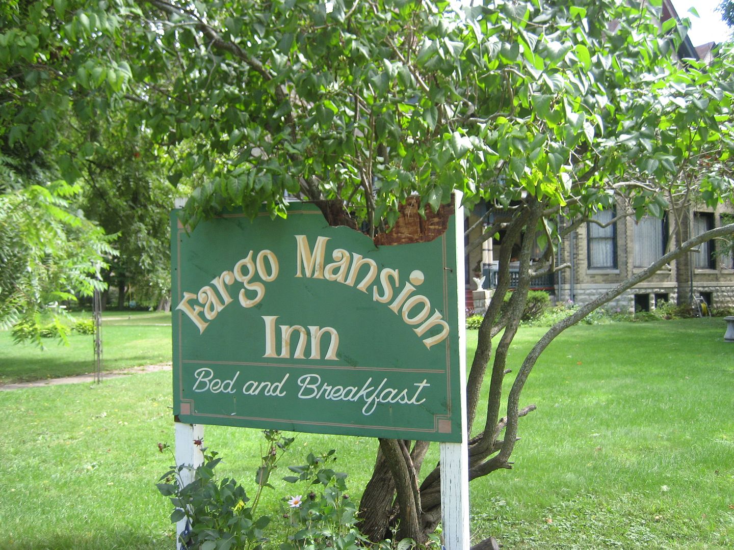 I highly recommend the Fargo Mansion Inn. 