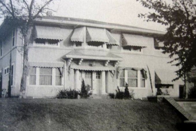 This is a vintage photo (about 1920) of a GVT Roberts in Tulsa.
