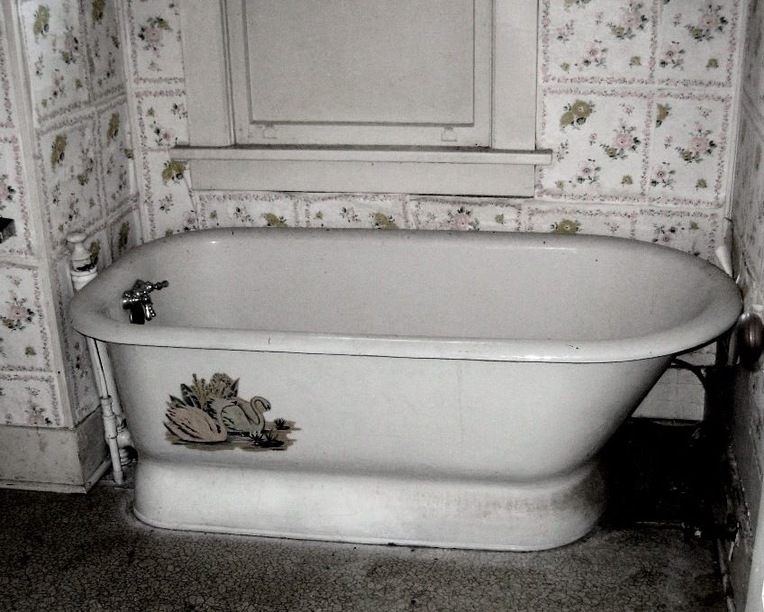 This old photo shows the original bathtub found in a Sears Magnolia. 