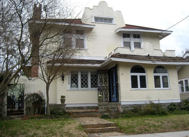 If anyone knows the owners of this house, Id love to find out if its a Sears Alhambra. It might be, but I wouldnt bet money on it. An interior inspection would reveal if this is indeed a true Sears Alhambra.