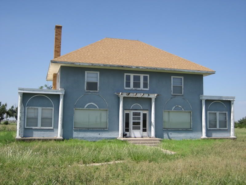 Driving around the Quinter area with the Ringer family in 2007, I discovered this perfect Aladdin Villa sitting in the middle of a massive Kansas cornfield. The Villa was probably Aladdins biggest and best house. 