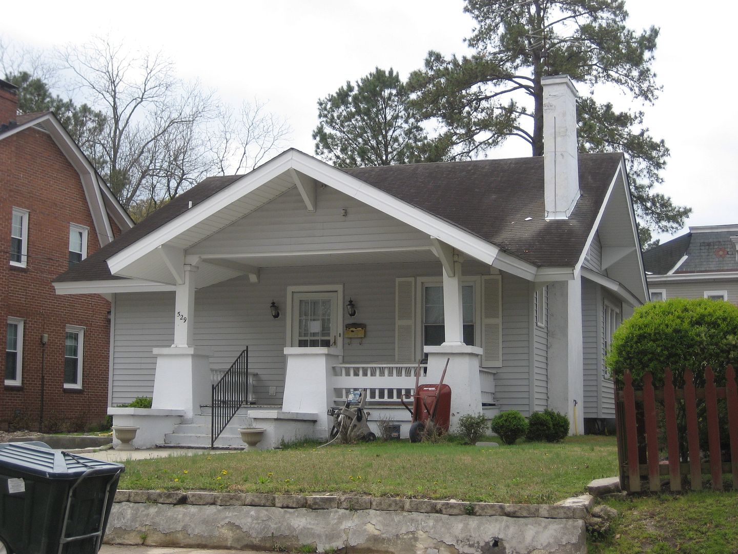 The siding people have had their way with this Aladdin Pomona, but fortunately it still retains its original railings!