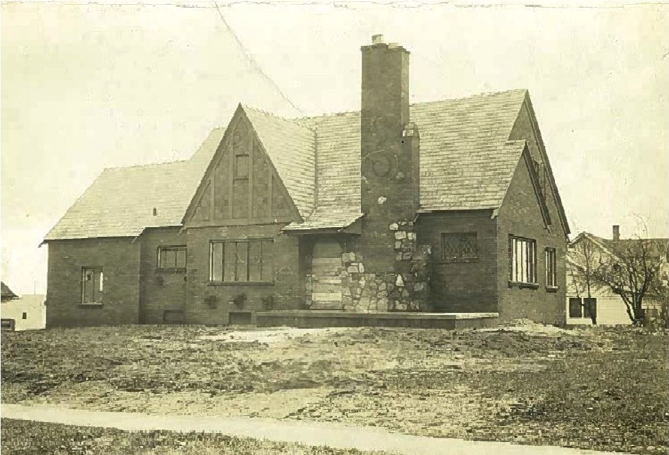 Montgomery Ward had a requirement that the house be substantially complete and ready for occupancy four months after materials were received. Virgils 12,000 pieces of house were dlievered to the Bowling Green train station in early November 1931. This picture was taken soon after the house was completed. 