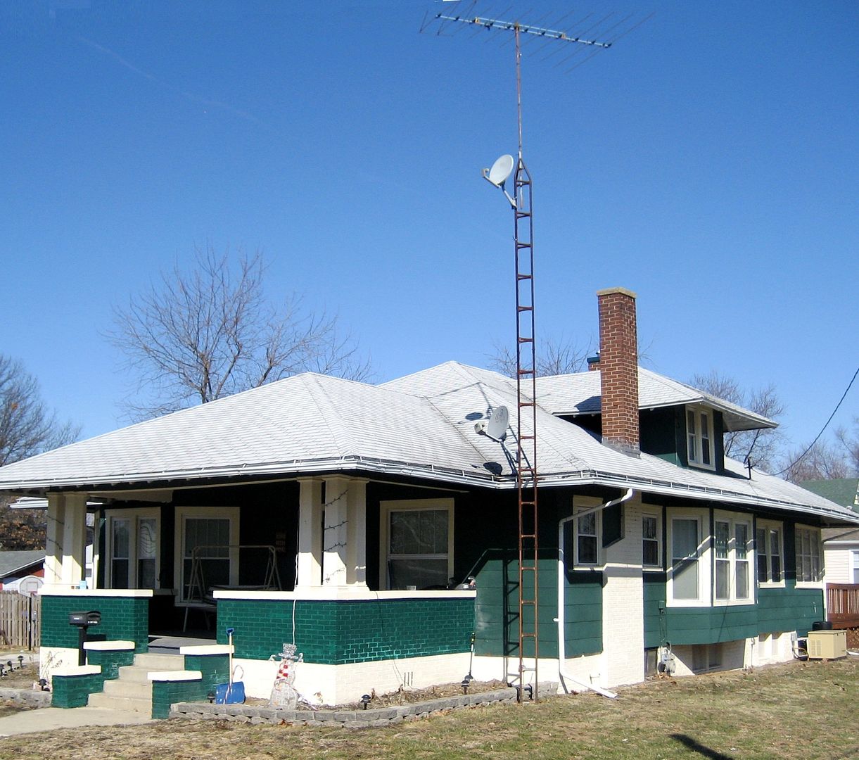 The best of both worlds: Large antenna mounted on Sears Avondale in Litchfield, Illinois