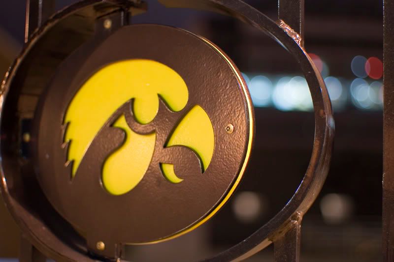 IMAGE: http://img.photobucket.com/albums/v109/angryhampster/artistic/kinnick1.jpg