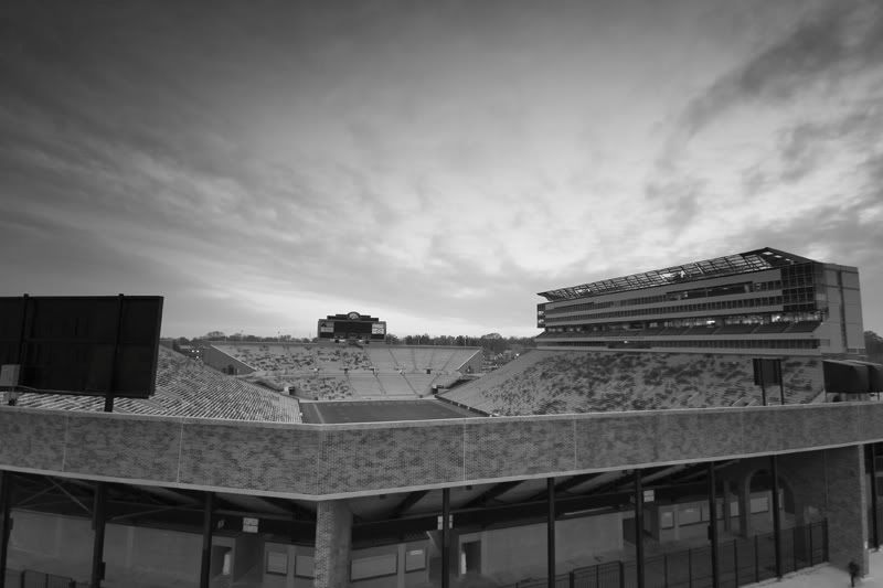 IMAGE: http://img.photobucket.com/albums/v109/angryhampster/artistic/kinnick2.jpg