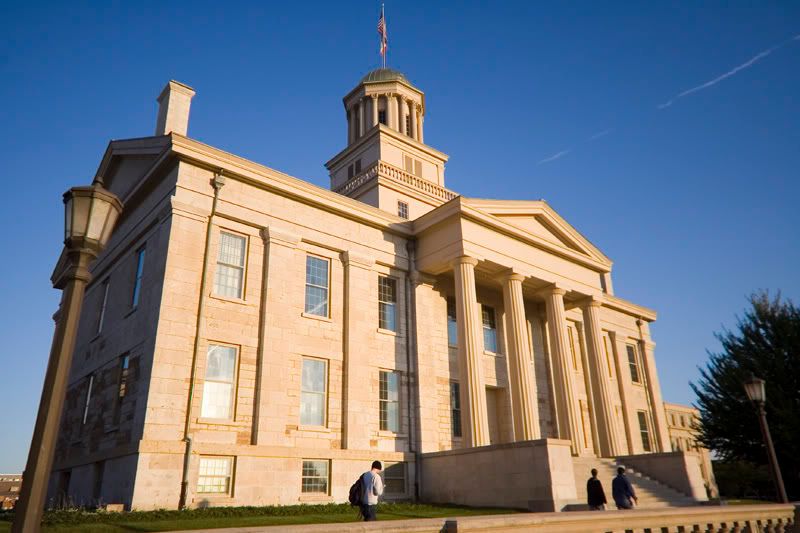 IMAGE: http://img.photobucket.com/albums/v109/angryhampster/artistic/oldcapitol7.jpg