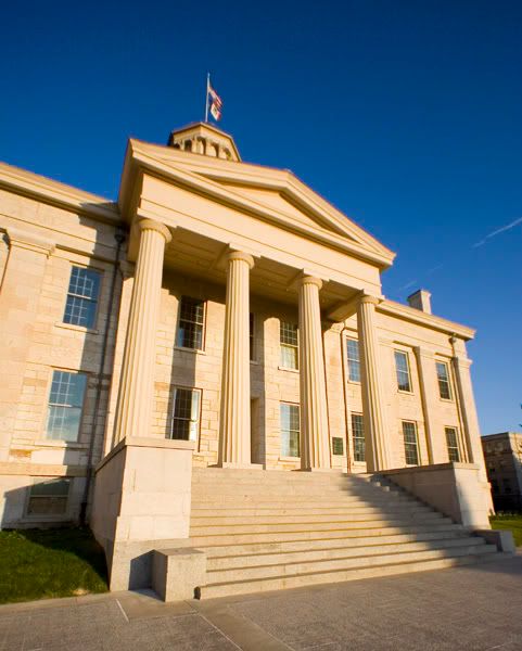 IMAGE: http://img.photobucket.com/albums/v109/angryhampster/artistic/oldcapitol8.jpg