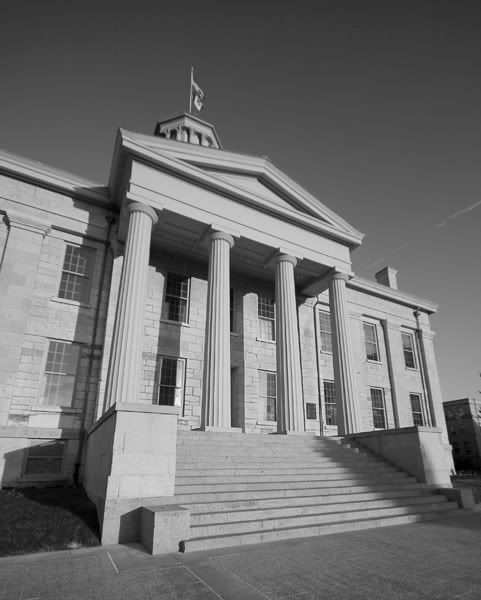 IMAGE: http://img.photobucket.com/albums/v109/angryhampster/artistic/oldcapitolbw2.jpg