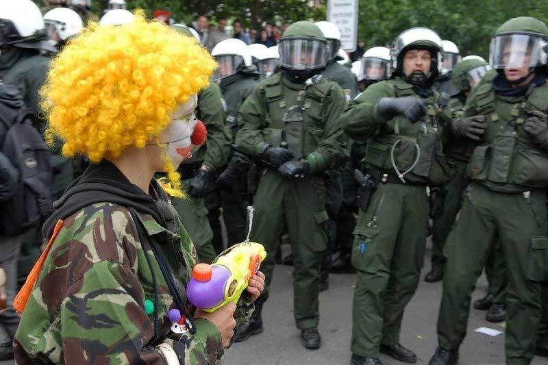 clown-vs-cops.jpg