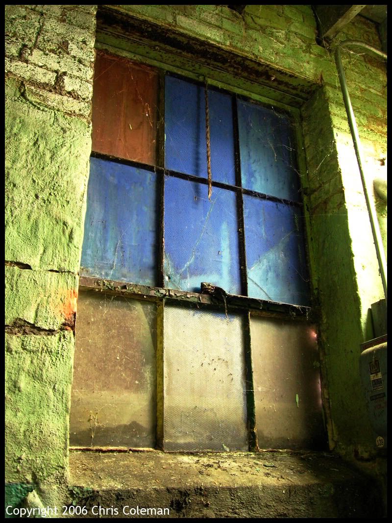 IMAGE: http://img.photobucket.com/albums/v11/Redline5th/bluetintwindow.jpg