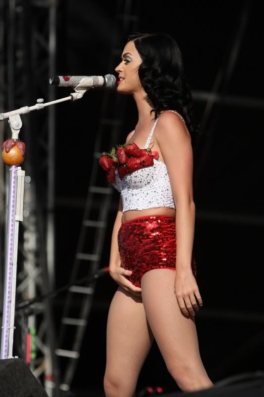 Katy Perry Rubbing Her Pussy With A Soft Touch Derrickbino
