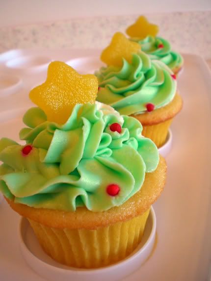 Here is my superquick supereasy no fail cute Christmas tree cupcakes