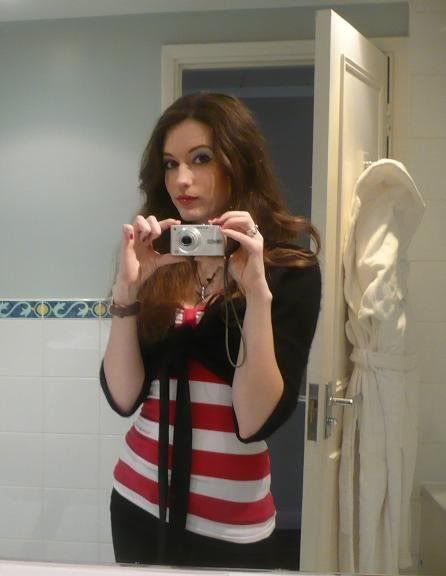http://img.photobucket.com/albums/v115/liquidateddoll/meredwhite.jpg