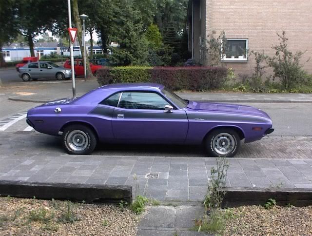 Dodge Challenger 1970 Chrysler Newport 1967 Dodge W200 1977 en een Chevy 