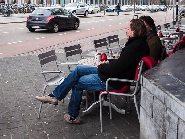 mensen op terrasje in Maastricht