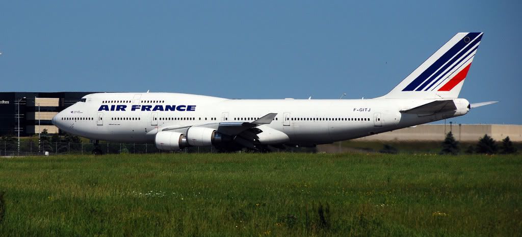 IMAGE: http://img.photobucket.com/albums/v124/Dr-toronto/jets%20june/DSC_0289.jpg