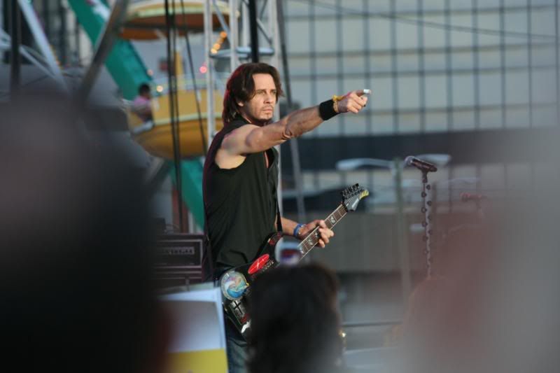 IMAGE: http://img.photobucket.com/albums/v125/ActorJLB/Canon2031.jpg