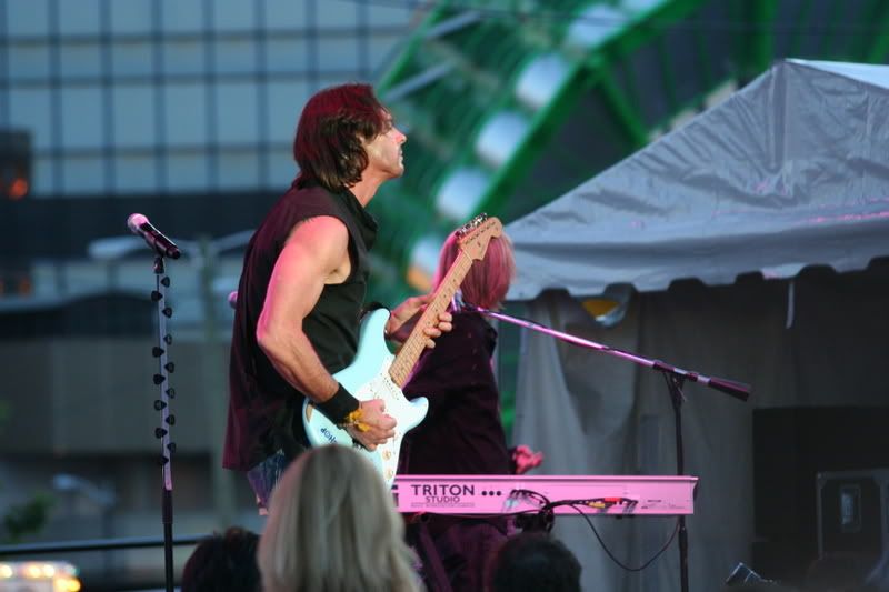 IMAGE: http://img.photobucket.com/albums/v125/ActorJLB/Canon2071.jpg