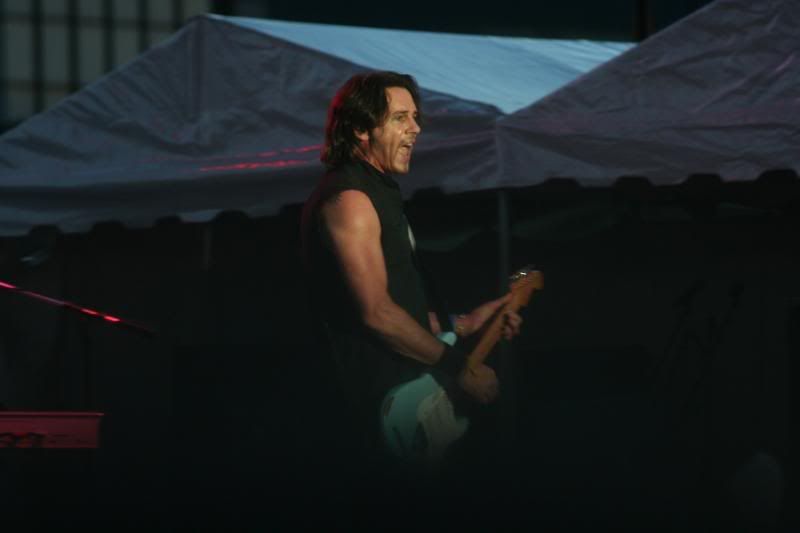 IMAGE: http://img.photobucket.com/albums/v125/ActorJLB/Canon2111.jpg