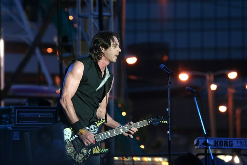 IMAGE: http://img.photobucket.com/albums/v125/ActorJLB/Canon2160.jpg