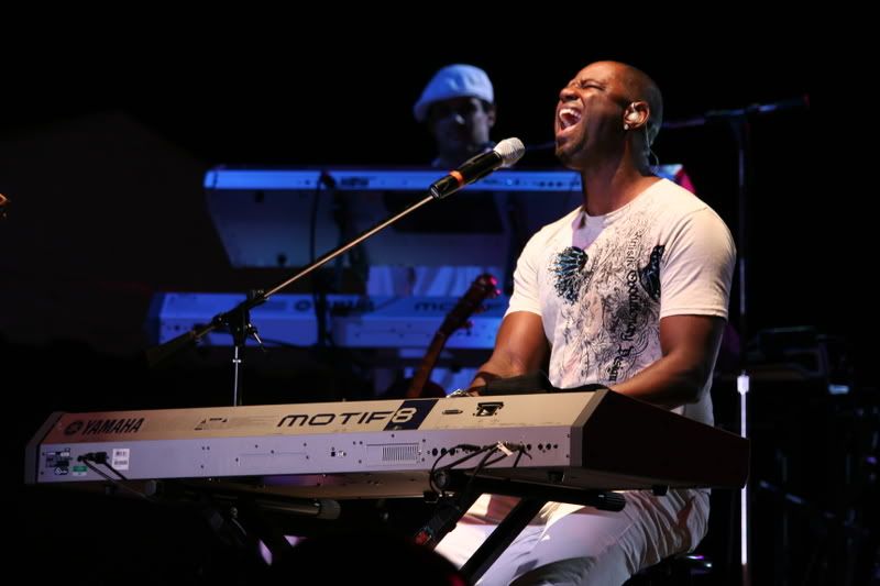 IMAGE: http://img.photobucket.com/albums/v125/ActorJLB/Canon2453.jpg