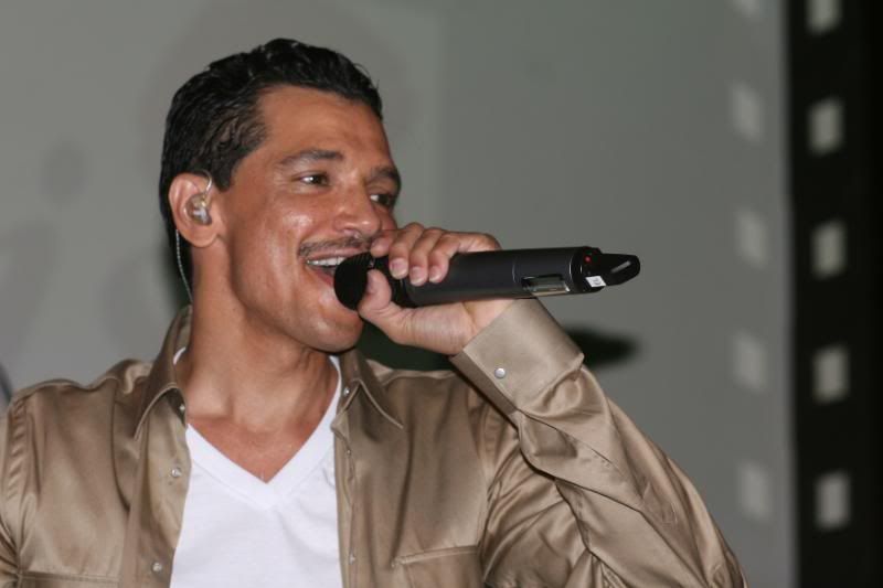 IMAGE: http://img.photobucket.com/albums/v125/ActorJLB/IMG_0013.jpg